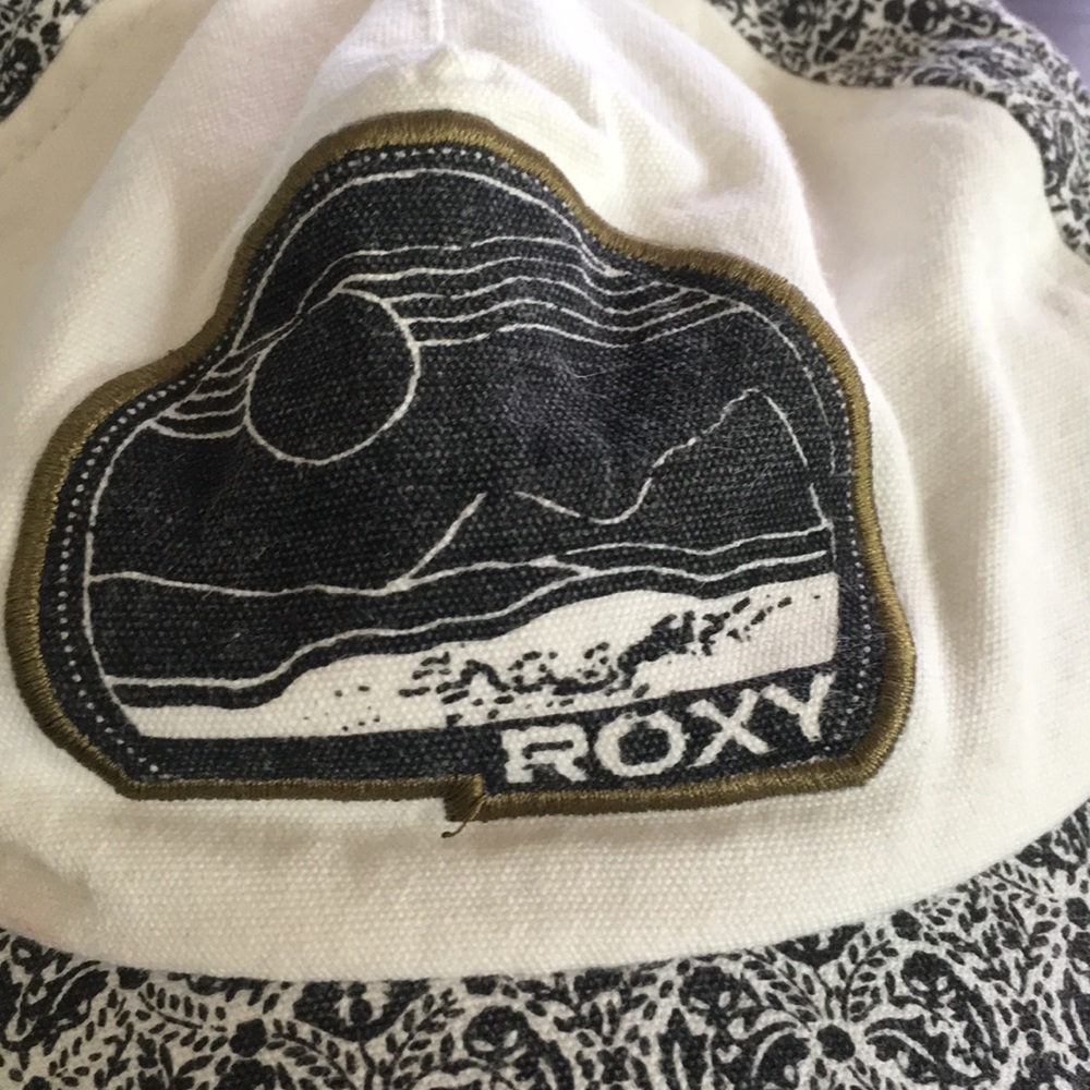 Roxy baseball hat black & white EUC - Picture 2 of 5